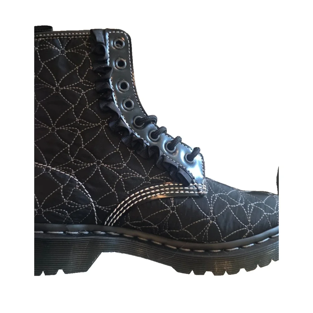 Dr. Martens 1460 Frill Lace-Up Boots Women's 7 Black Ribbon Quilted 8 Eye NWOB